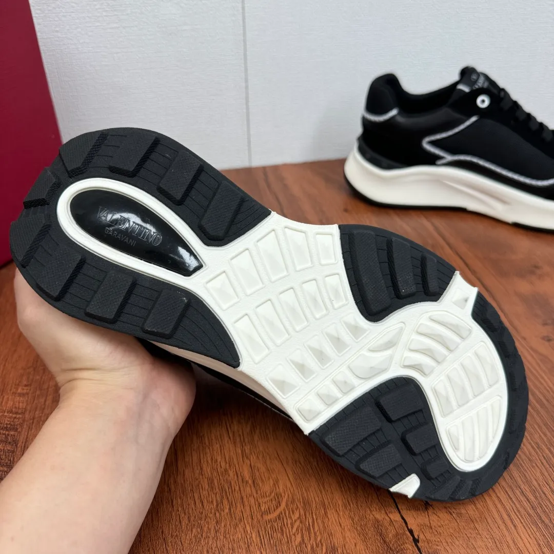 [Valentino] Top P: 820💰 Size: 39-44 leather shoe size (can be customized 38.45 cannot be returned or exchanged) VALENTION/Valentino FREEDOTS series new spring and summer men's sports shoes Lightweight and breathable casual thick-soled men's shoes Classic contrasting splicing design Suede cowhide stitching nappa calfskin + breathable technical mesh material Hot glue brand pattern badge logo details Delicate calfskin feet Lightweight mesh lining, ultra-light TPU foam rubber outsole, sports version, thick-soled style design, easy and versatile, multiple colors available, able to meet various matching needs, complete package! Item number: HL6688 black
